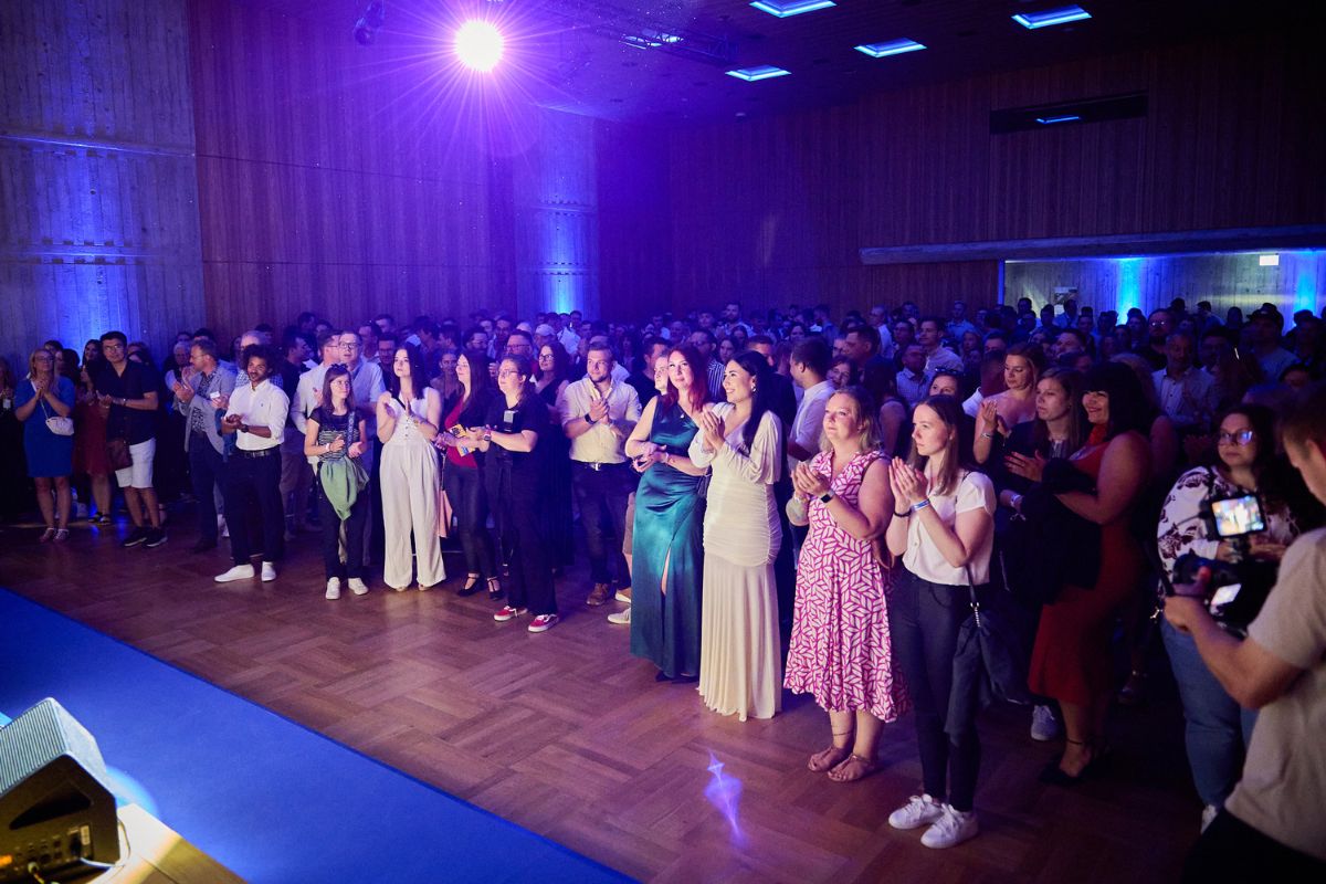 Absolventinnen und Absolventen auf der Absolventenparty 2025 der IHK Akademie Schwaben