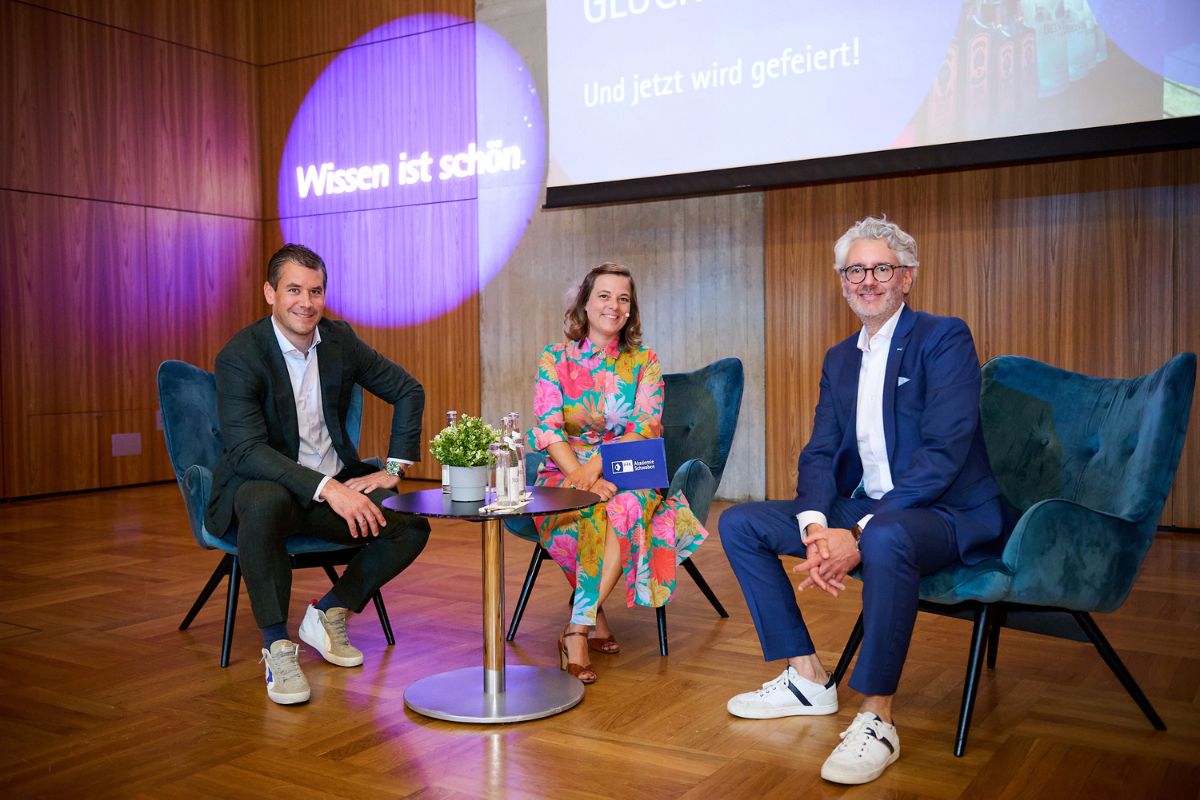 Florian Habermann, Peter Leo Dobler und Claudia Markert auf der Absolventenparty 2025