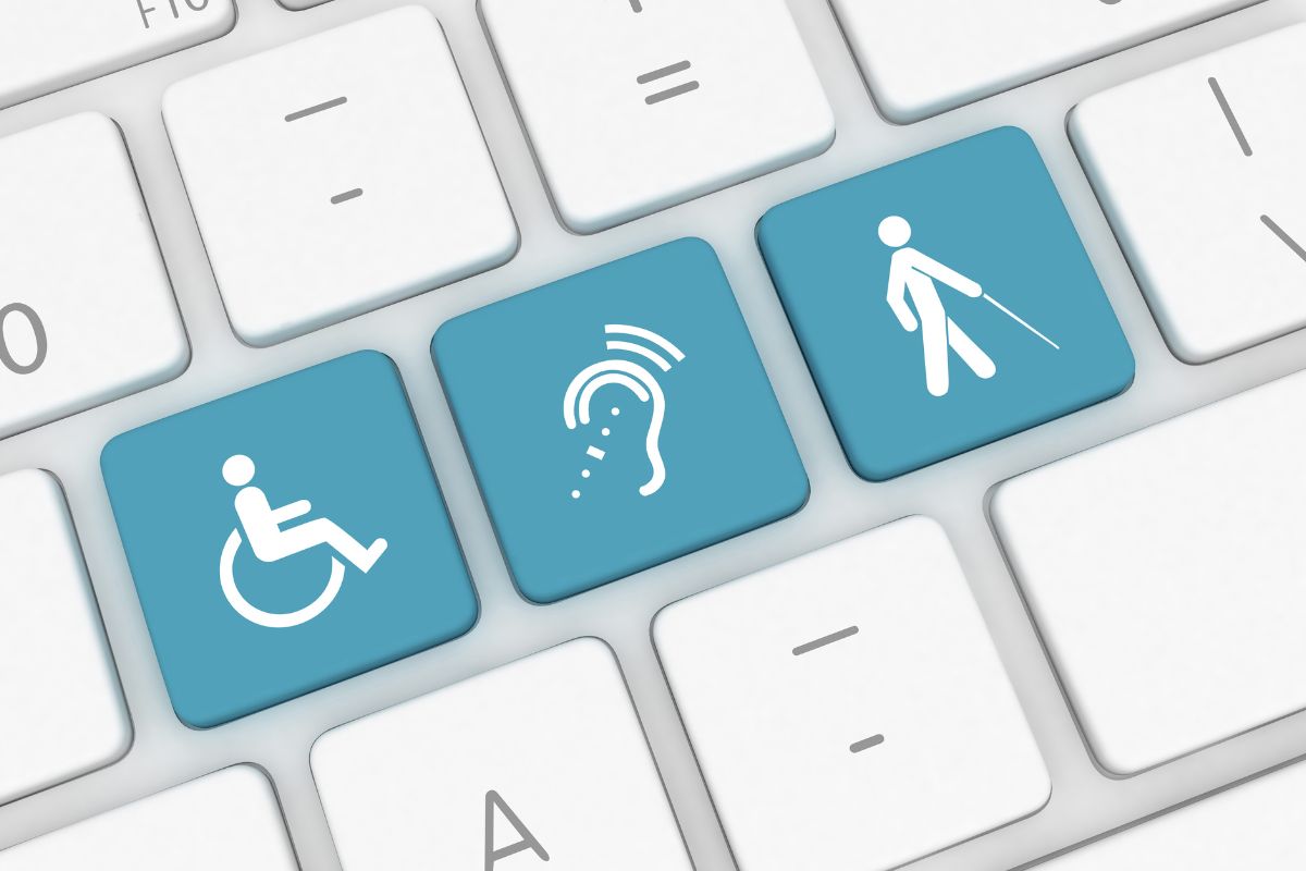 Tastatur mit Symbolen für Barrierefreiheit: Rollstuhl, Hörbehinderung und Sehbehinderung