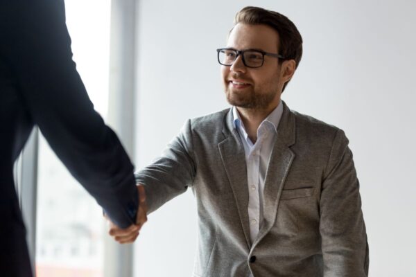 Eine Mitarbeiterin hat sich für den Bereich Sales & Marketing weitergebildet.