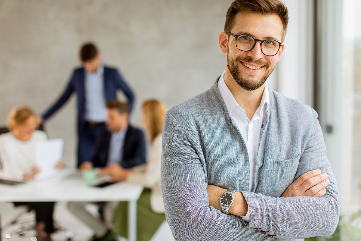 Ein Mitarbeiter hat sich für Digital Marketing und Künstliche Intelligenz weitergebildet.