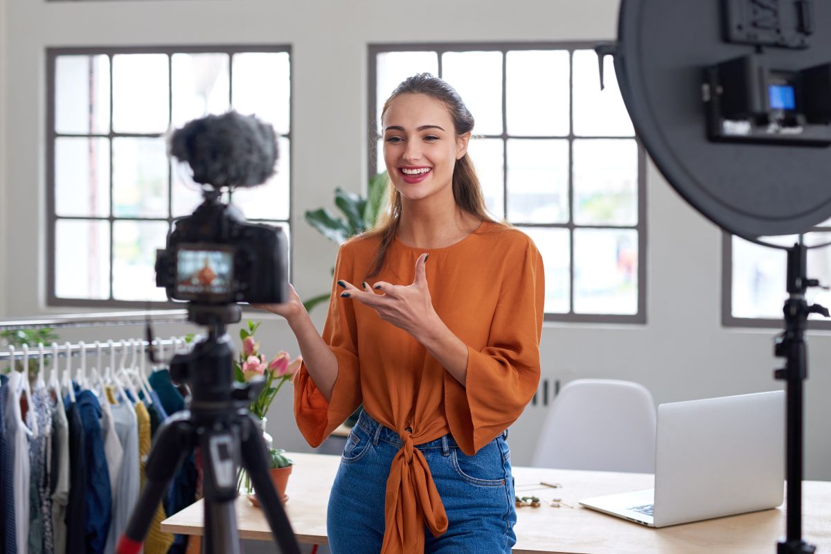 Eine Mitarbeiterin vor der Kamera, die für Social Media arbeitet