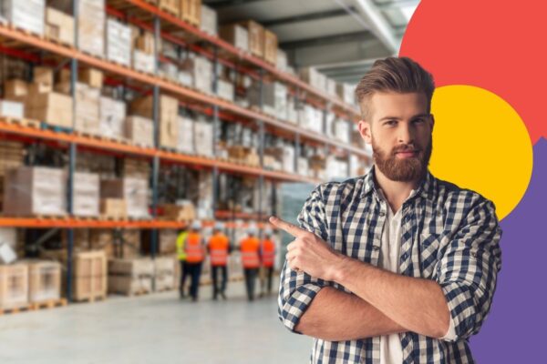 Logistik-Dozent in einer Lagerhalle