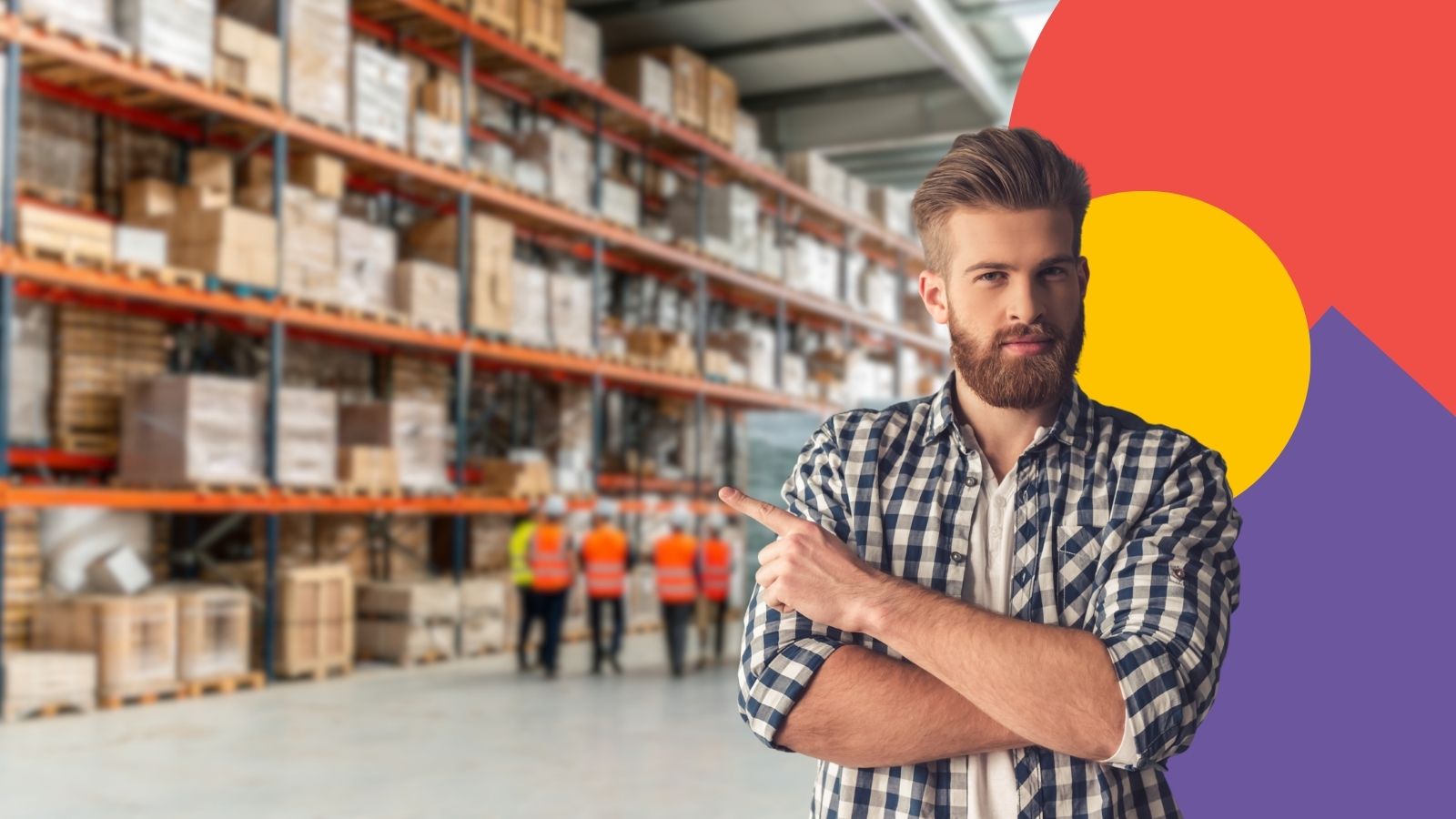 Logistik-Dozent in einer Lagerhalle