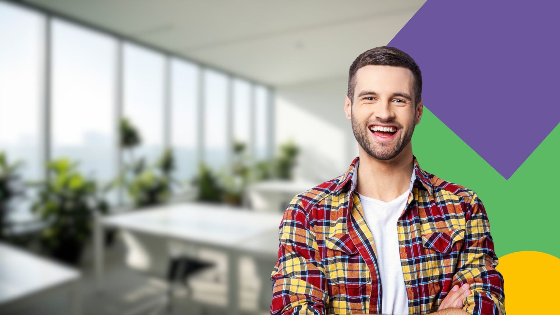 Ein Fachinformatik-Dozent in einem Schulungsraum