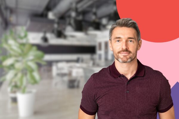 Ein Informationstechnologie-Dozent in einem modernen Büro
