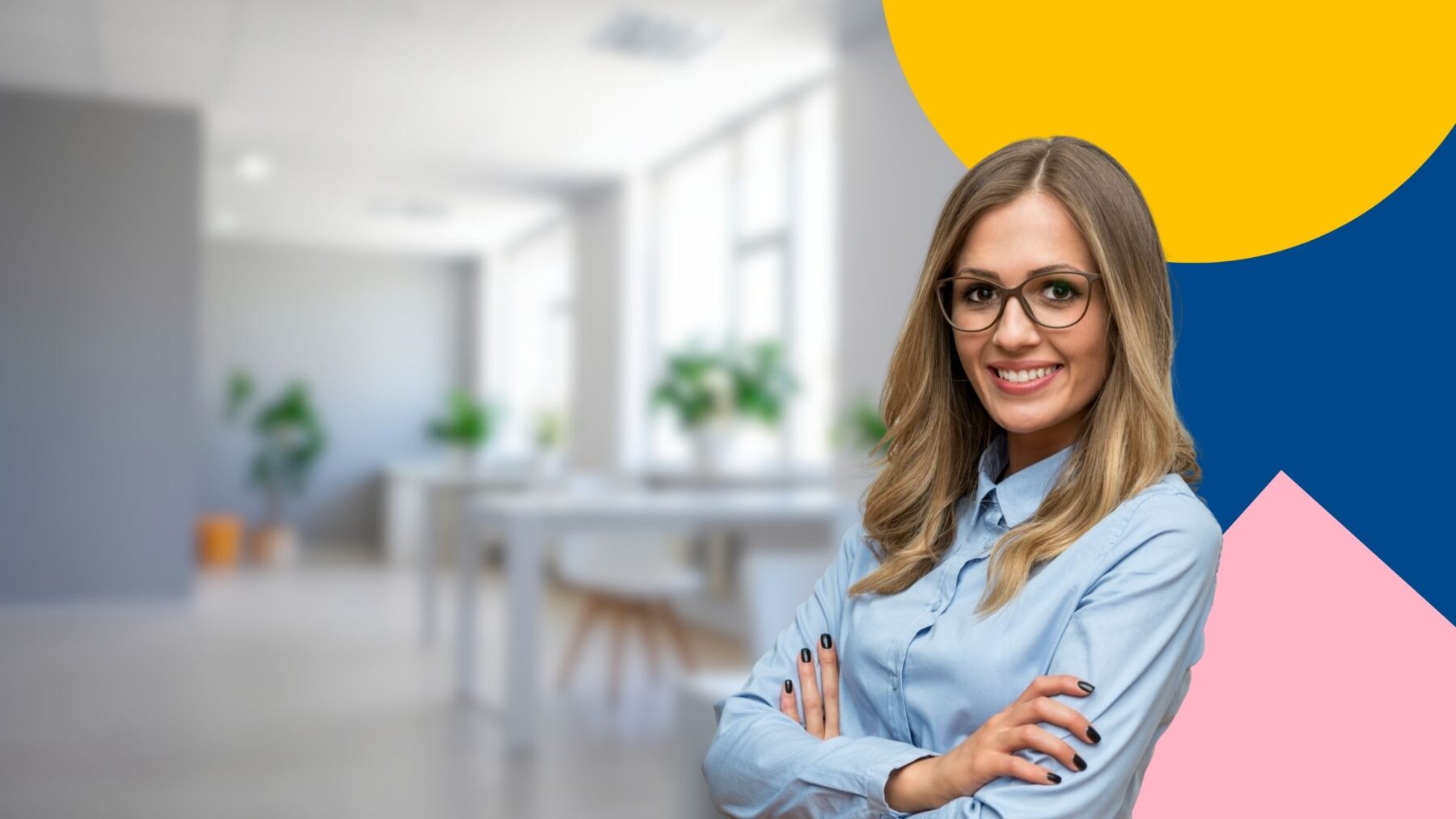 Eine Dozentin für Lohn- & Gehaltsabrechnung in einem modernen Büro