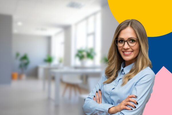Eine Dozentin für Lohn- & Gehaltsabrechnung in einem modernen Büro
