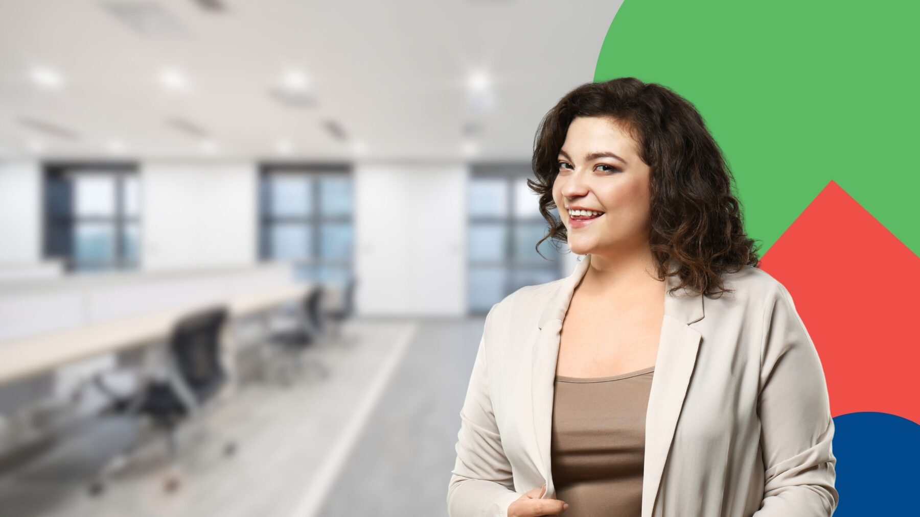Eine Dozentin für Umschulungen zum Thema Büromanagement in einem Büro