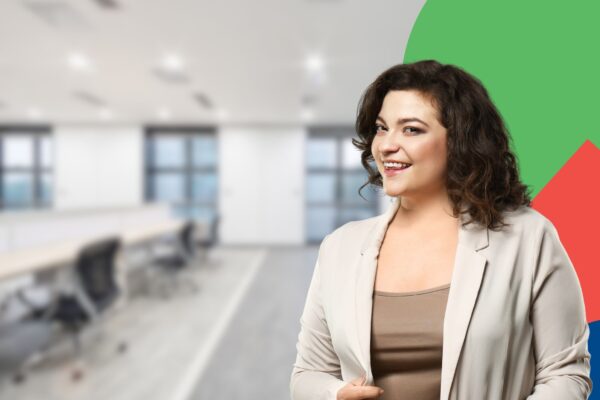 Eine Dozentin für Umschulungen zum Thema Büromanagement in einem Büro