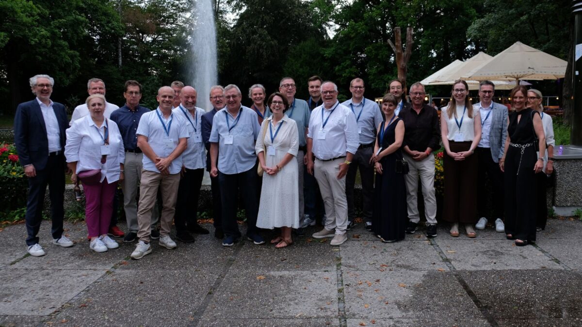Die Dozentinnen und Dozenten auf der Absolventenparty 2026 der IHK Akademie Schwaben