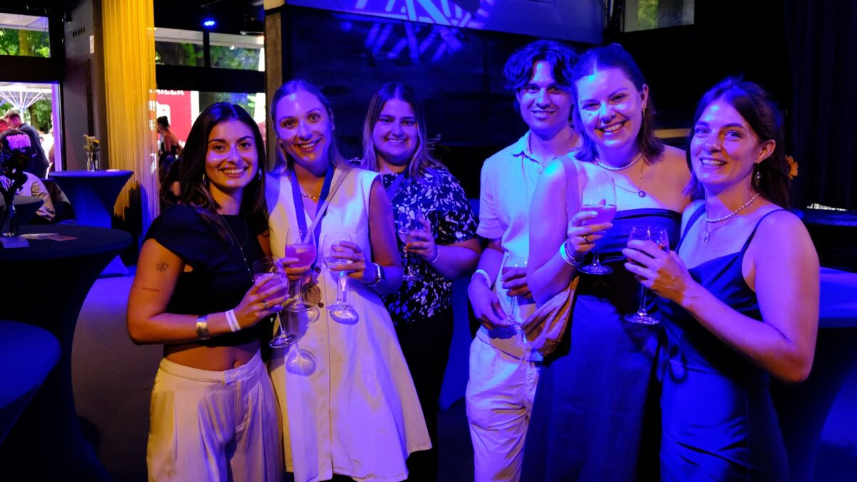 Teilnehmerinnen und Teilnehmer der IHK Akademie Schwaben Absolventenparty 2026 im KKLUB in Augsburg.