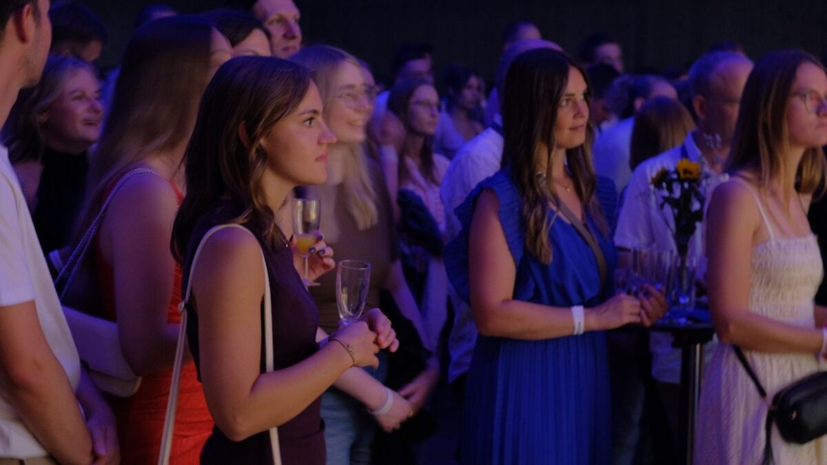 Teilnehmerinnen und Teilnehmer auf dem offiziellen Teil der Absolventenparty 2026.