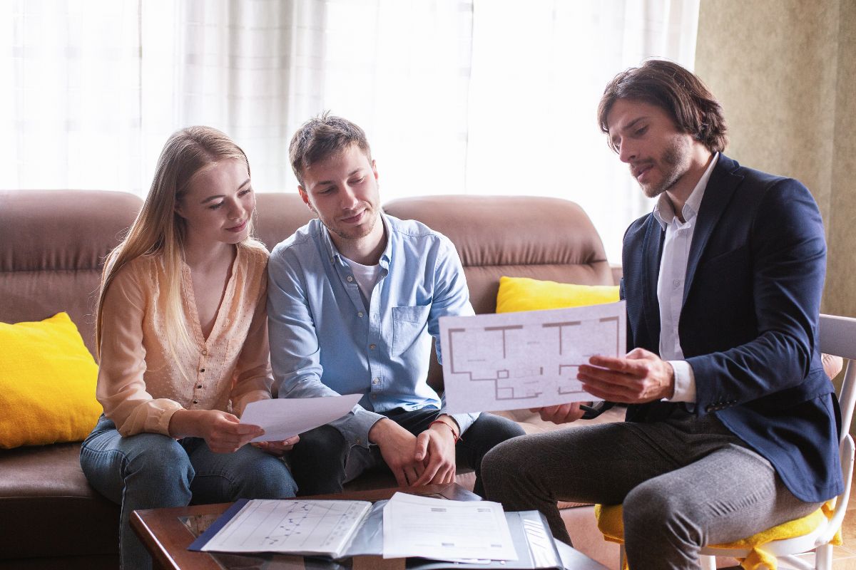 Immobilienmakler im Gespräch mit interessierten Kunden