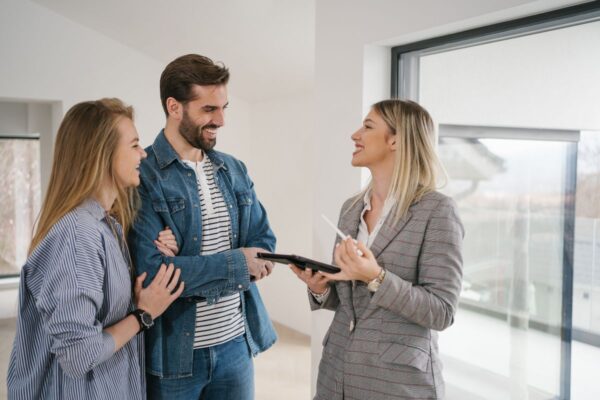 Immobilienmakler bei der Arbeit