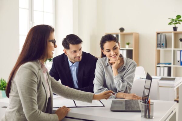 Immobilienverwalter mit Kunden im Büro